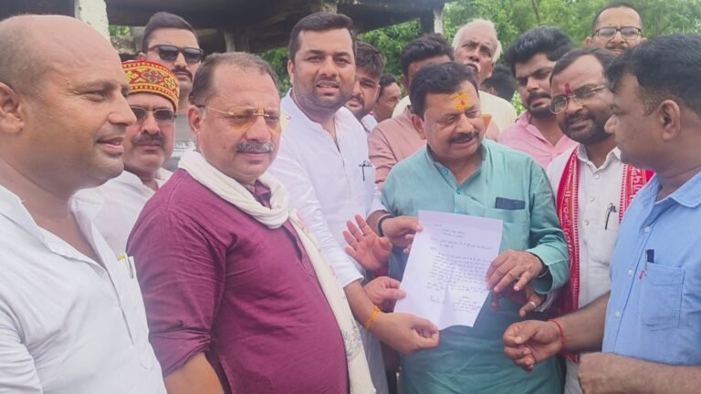 छोटी गंडक नदी के कटान से प्रभावित दाह संस्कार घाट का सांसद-विधायक ने किया निरीक्षण, तत्काल समाधान के दिए निर्देश