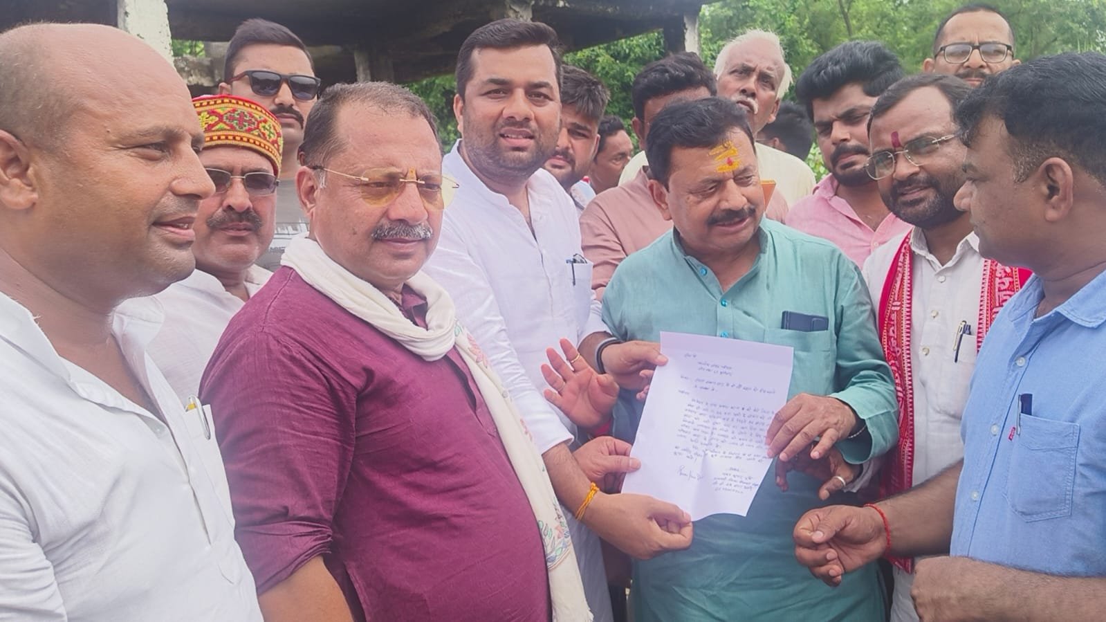 छोटी गंडक नदी के कटान से प्रभावित दाह संस्कार घाट का सांसद-विधायक ने किया निरीक्षण, तत्काल समाधान के दिए निर्देश