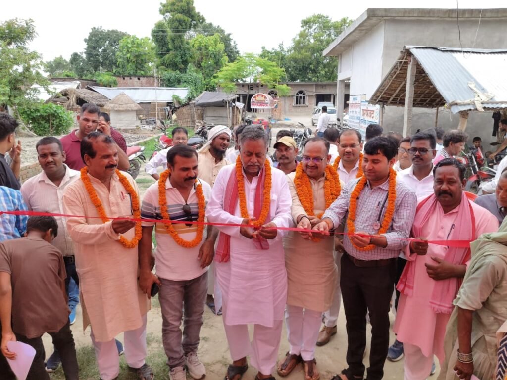 Kushinagar - सपा नेता पवन दूबे द्वारा हरपुर केसरी छपरा में निःशुल्क स्वास्थ्य शिविर का आयोजन