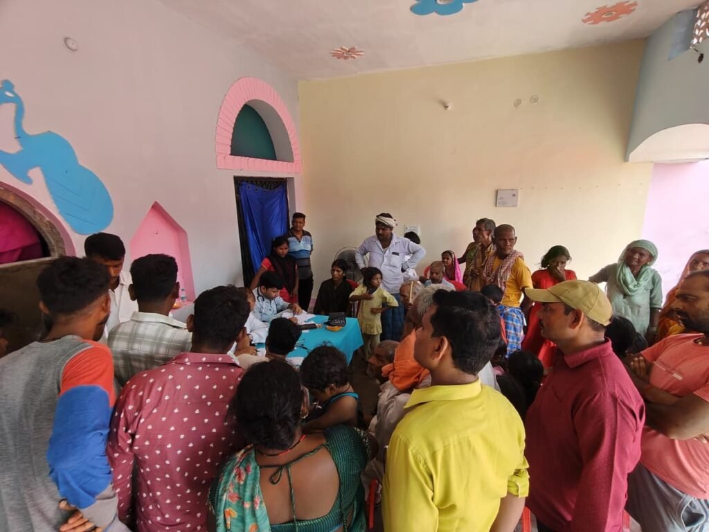Kushinagar - सपा नेता पवन दूबे द्वारा हरपुर केसरी छपरा में निःशुल्क स्वास्थ्य शिविर का आयोजन