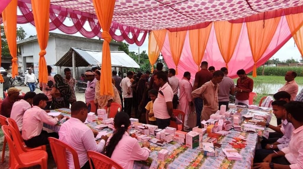 Kushinagar - सपा नेता पवन दूबे द्वारा हरपुर केसरी छपरा में निःशुल्क स्वास्थ्य शिविर का आयोजन