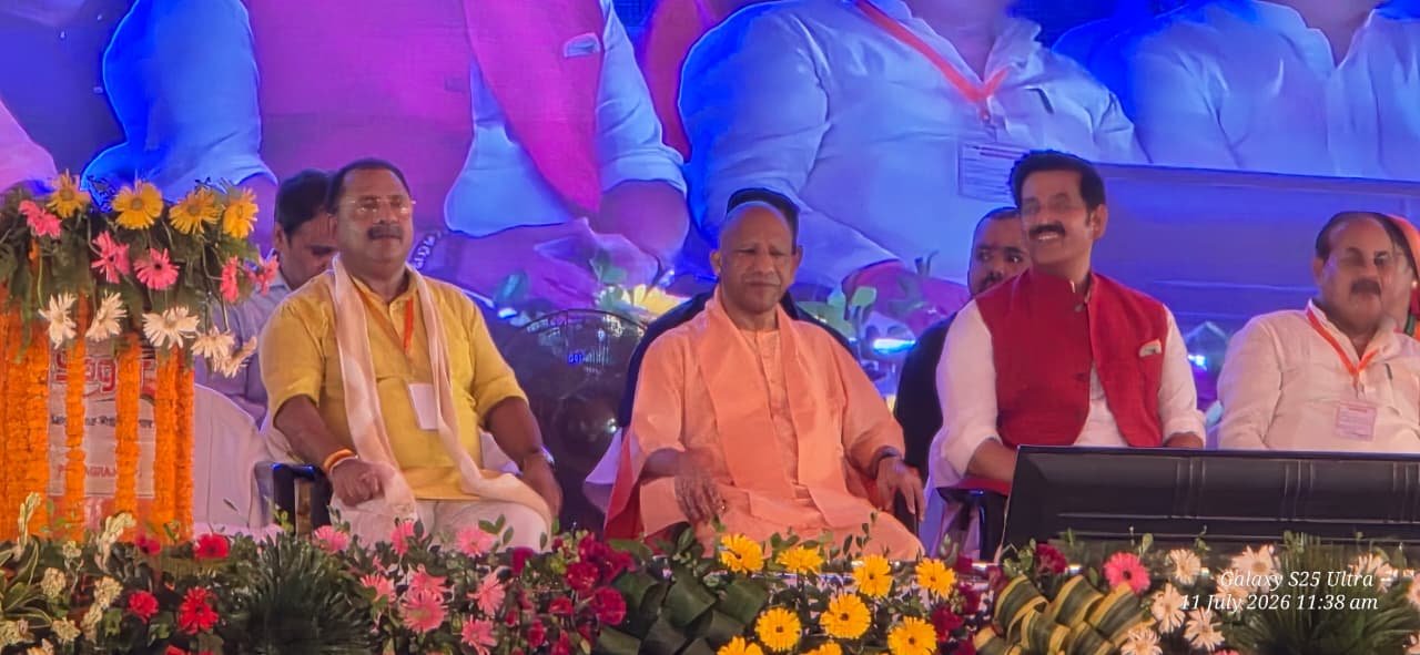विधायक पीएन पाठक ने टेकुआटार के विकास को लेकर मुख्यमंत्री योगी आदित्यनाथ को सौंपा मांग पत्र