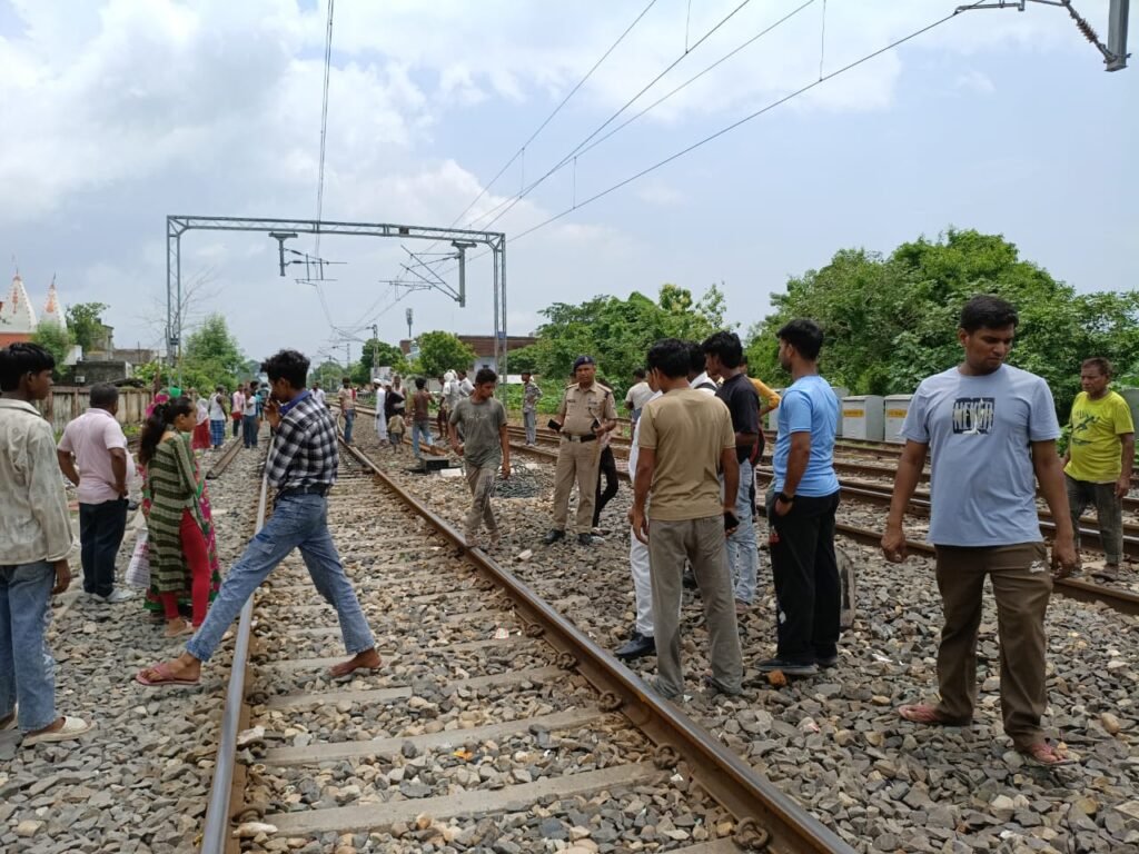 सिसवा रेलवे स्टेशन पर आउटर सिग्नल से टकरा कर गिरा यात्री, दर्दनाक मौत