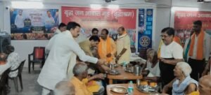 वृद्धाश्रम में सेवा और सम्मान के साथ मनाया जन्मदिन, वृद्धजनों के साथ काटा केक, लिया आशीर्वाद