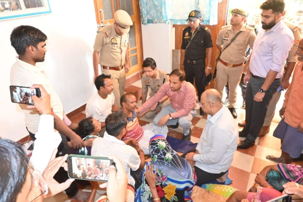 युवा वैज्ञानिक राहुल सिंह पंचतत्व में विलीन, DM व SP ने घर पहुंचकर परिजनों को दी सांत्वना, निष्पक्ष जांच का दिलाया भरोसा