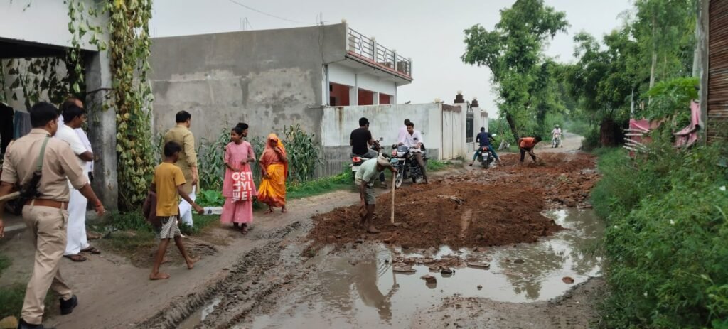सड़क के लिए ग्रामीण किया प्रदर्शन तो हरकत में आए ब्लॉक प्रमुख प्रतिनिधि, सड़क को कराया चलने योग्य, क्षेत्रीय लोग कर रहे हैं प्रशंसा