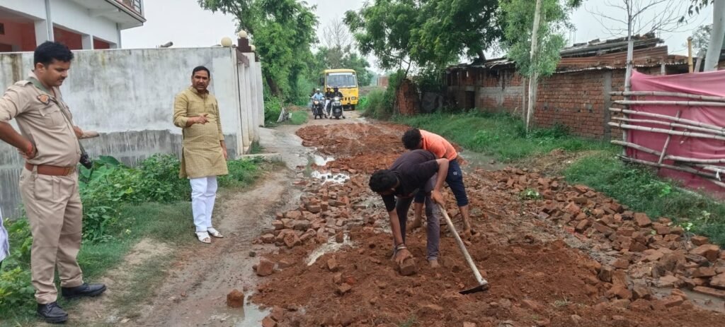 सड़क के लिए ग्रामीण किया प्रदर्शन तो हरकत में आए ब्लॉक प्रमुख प्रतिनिधि, सड़क को कराया चलने योग्य, क्षेत्रीय लोग कर रहे हैं प्रशंसा