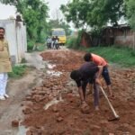 सड़क के लिए ग्रामीण किया प्रदर्शन तो हरकत में आए ब्लॉक प्रमुख प्रतिनिधि, सड़क को कराया चलने योग्य, क्षेत्रीय लोग कर रहे हैं प्रशंसा