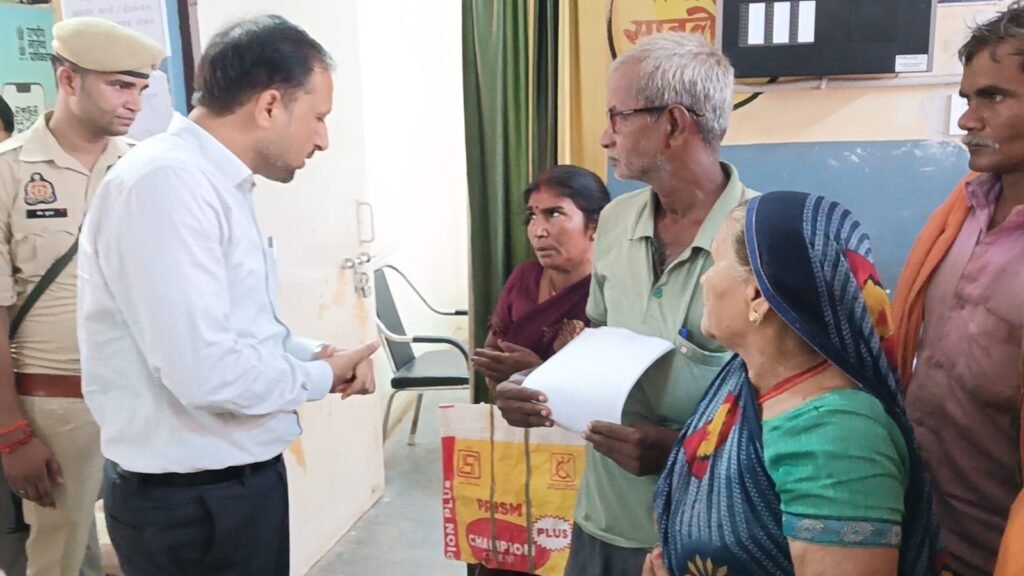जिलाधिकारी ने CHC निचलौल का किया औचक निरीक्षण, साफ-सफाई संतोषजनक न पाए जाने पर की नाराजगी व्यक्त