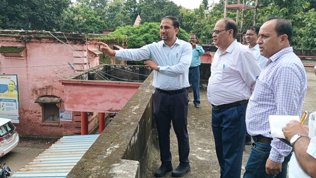 जिलाधिकारी ने CHC निचलौल का किया औचक निरीक्षण, साफ-सफाई संतोषजनक न पाए जाने पर की नाराजगी व्यक्त