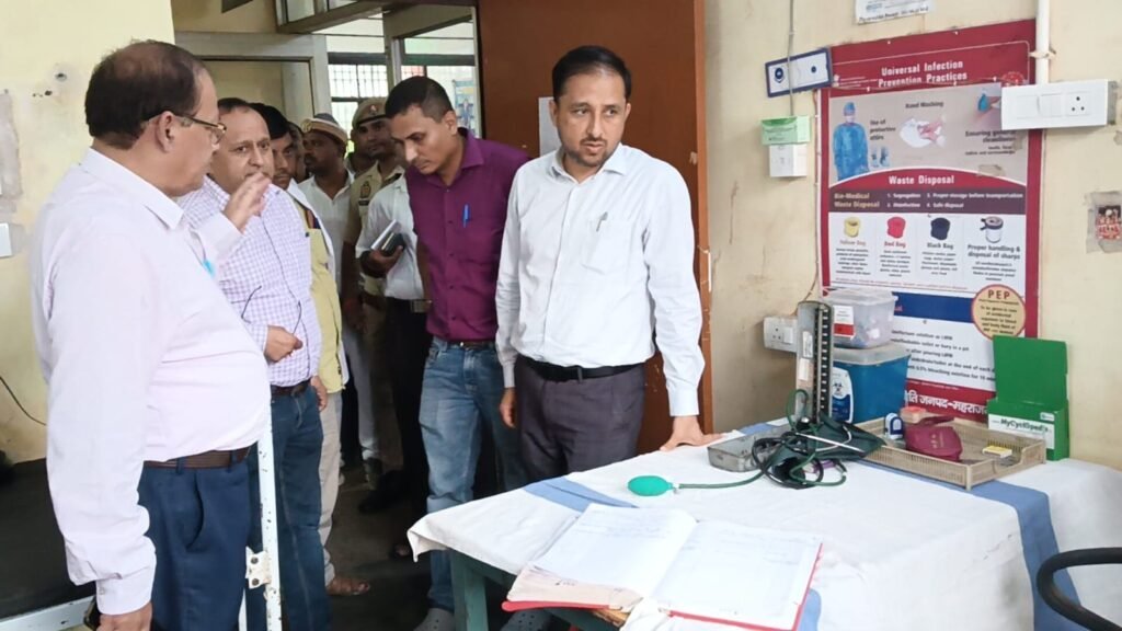 जिलाधिकारी ने CHC निचलौल का किया औचक निरीक्षण, साफ-सफाई संतोषजनक न पाए जाने पर की नाराजगी व्यक्त
