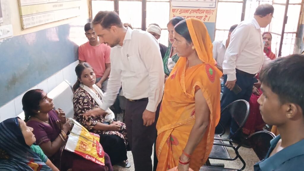 जिलाधिकारी ने CHC निचलौल का किया औचक निरीक्षण, साफ-सफाई संतोषजनक न पाए जाने पर की नाराजगी व्यक्त