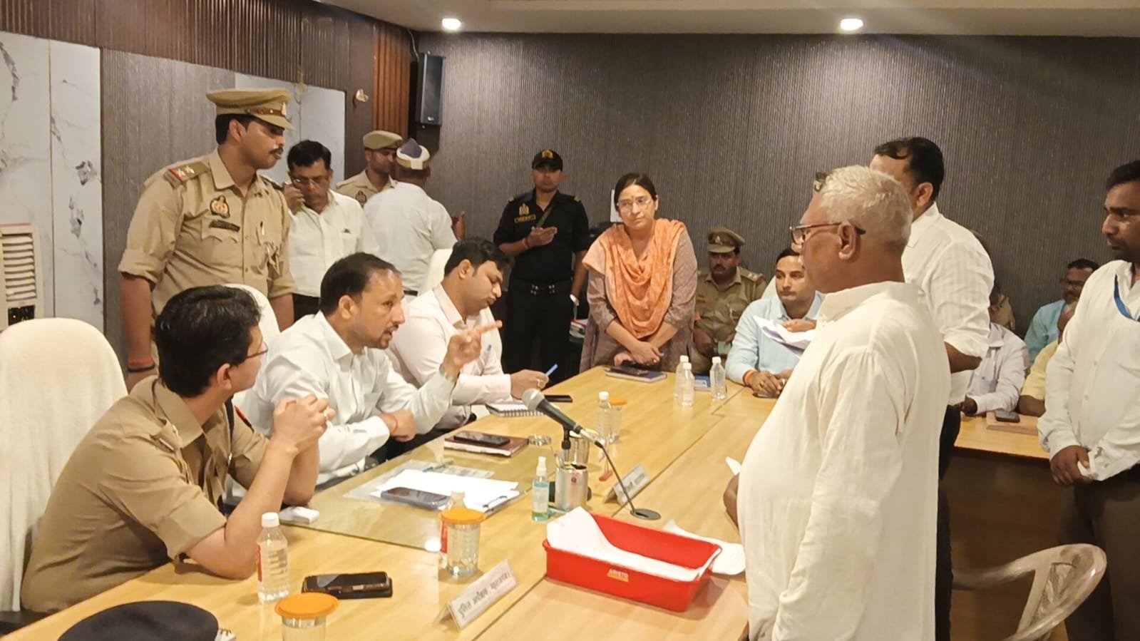 संपूर्ण समाधान दिवस में पहुंचे DM व SP, नागरिकों की सुनी समस्याएं