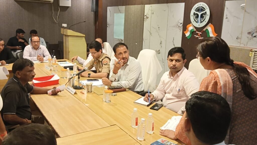 संपूर्ण समाधान दिवस में पहुंचे DM व SP, नागरिकों की सुनी समस्याएं