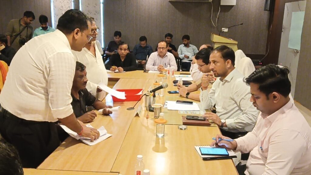 संपूर्ण समाधान दिवस में पहुंचे DM व SP, नागरिकों की सुनी समस्याएं