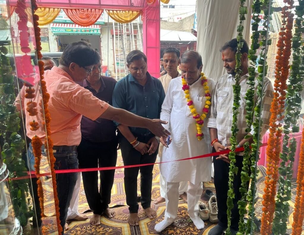 Agra News - ‘श्रीजी किचन गैलरी’ का भव्य शुभारंभ, MLA पुरुषोत्तम खंडेलवाल ने फीता काटकर किया उद्घाटन