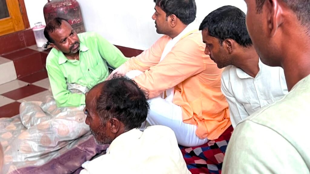 दिवंगत युवा वैज्ञानिक राहुल सिंह के परिजनों से मिले कांग्रेसी नेता राजू कुमार गुप्ता, सीबीआई जांच की उठाई मांग