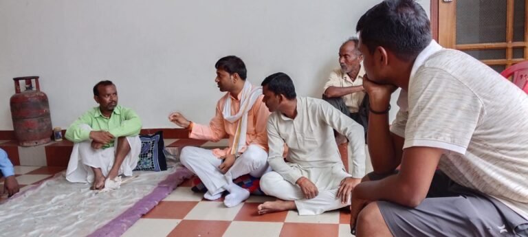 दिवंगत युवा वैज्ञानिक राहुल सिंह के परिजनों से मिले कांग्रेसी नेता राजू कुमार गुप्ता, सीबीआई जांच की उठाई मांग
