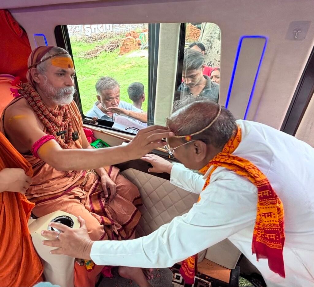 सिसवा विधानसभा में पहुंचे जगतगुरु शंकराचार्य स्वामी अविमुक्तेश्वरानंद सरस्वती, पूर्व मंत्री सुशील टिबड़ेवाल रहे साथ