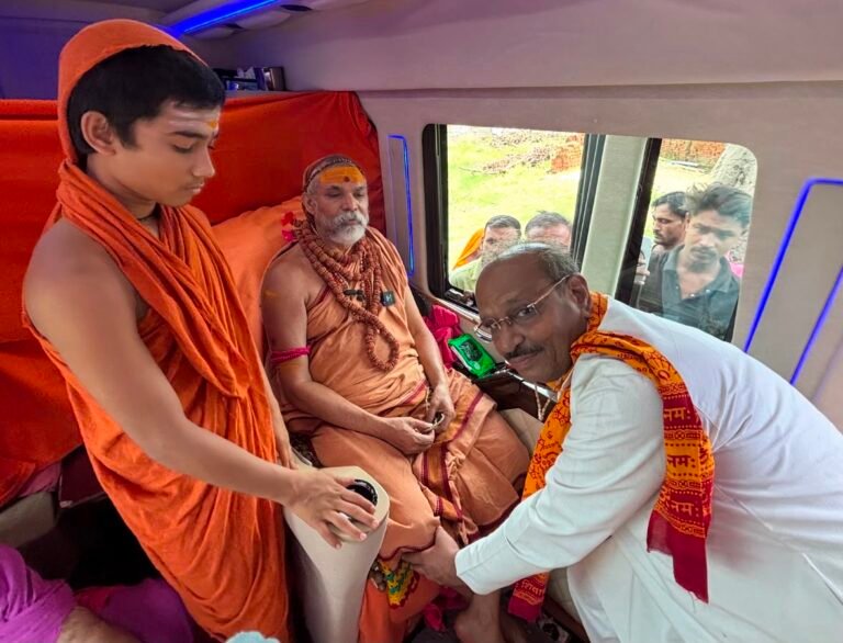 सिसवा विधानसभा में पहुंचे जगतगुरु शंकराचार्य स्वामी अविमुक्तेश्वरानंद सरस्वती, पूर्व मंत्री सुशील टिबड़ेवाल रहे साथ