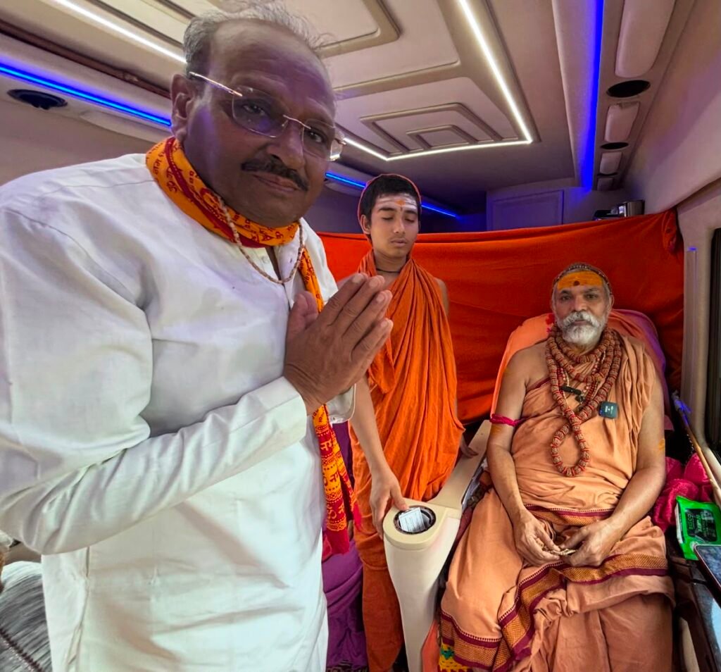 सिसवा विधानसभा में पहुंचे जगतगुरु शंकराचार्य स्वामी अविमुक्तेश्वरानंद सरस्वती, पूर्व मंत्री सुशील टिबड़ेवाल रहे साथ