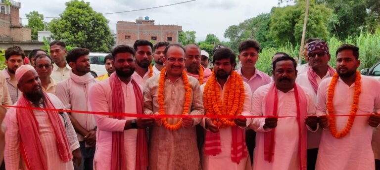विधानसभा खड्डा के चखनी भोज छपरा में सपा नेता पवन दूबे ने लगवाया हेल्थ कैंप