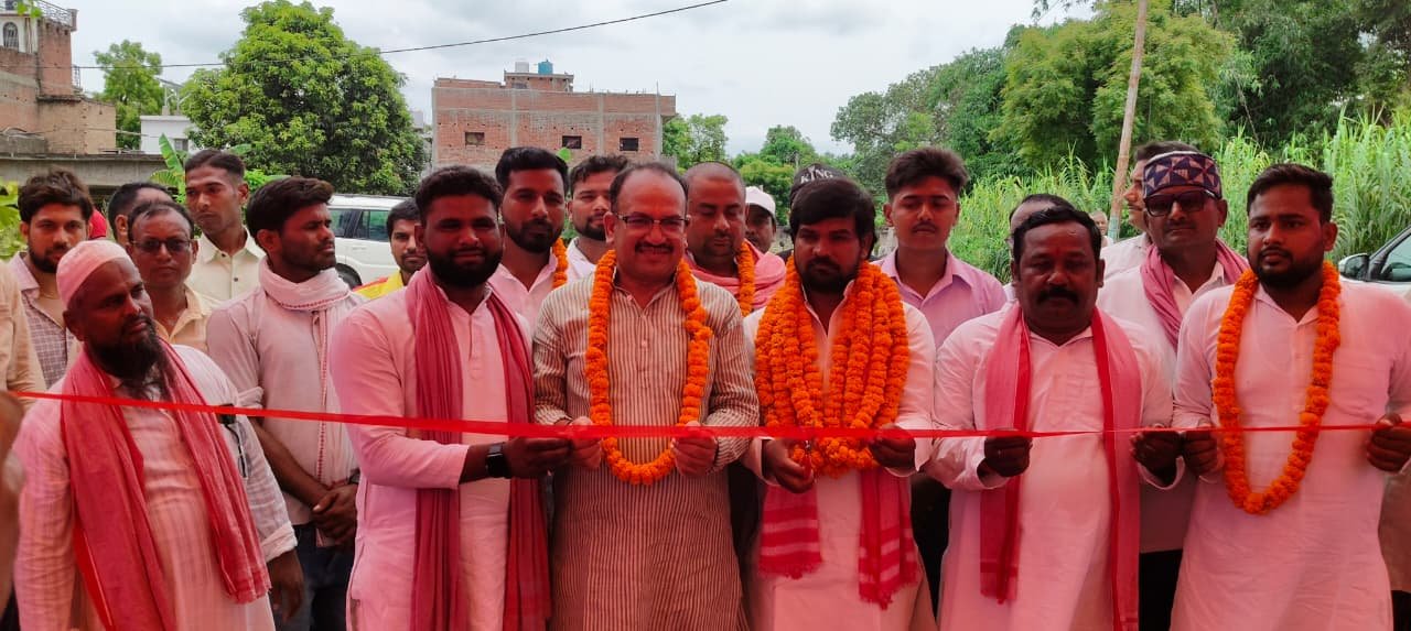 विधानसभा खड्डा के चखनी भोज छपरा में सपा नेता पवन दूबे ने लगवाया हेल्थ कैंप