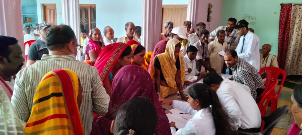 विधानसभा खड्डा के चखनी भोज छपरा में सपा नेता पवन दूबे ने लगवाया हेल्थ कैंप