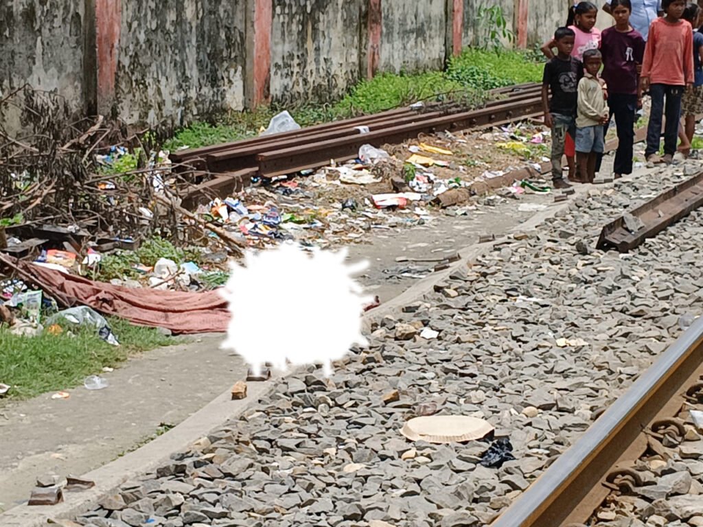 सिसवा रेलवे स्टेशन पर आउटर सिग्नल से टकरा कर गिरा यात्री, दर्दनाक मौत