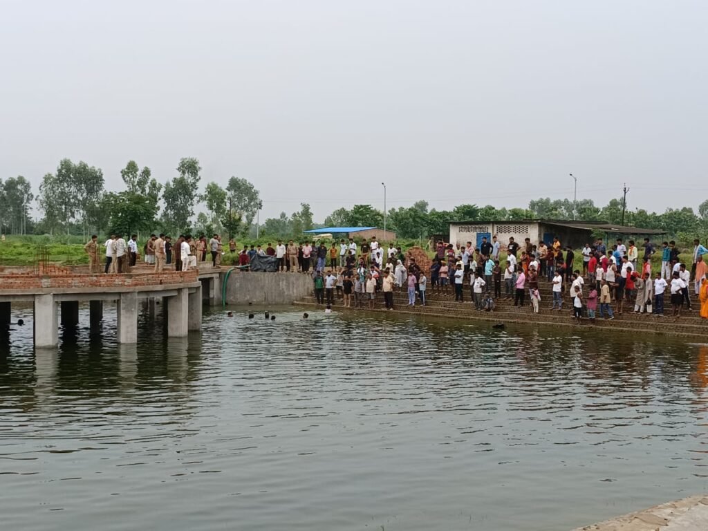 दर्दनाक हादसा: निर्माणाधीन पोखरे में डूबने से तीन किशोरों की दर्दनाक मौत, नहाने गए थे चार दोस्त