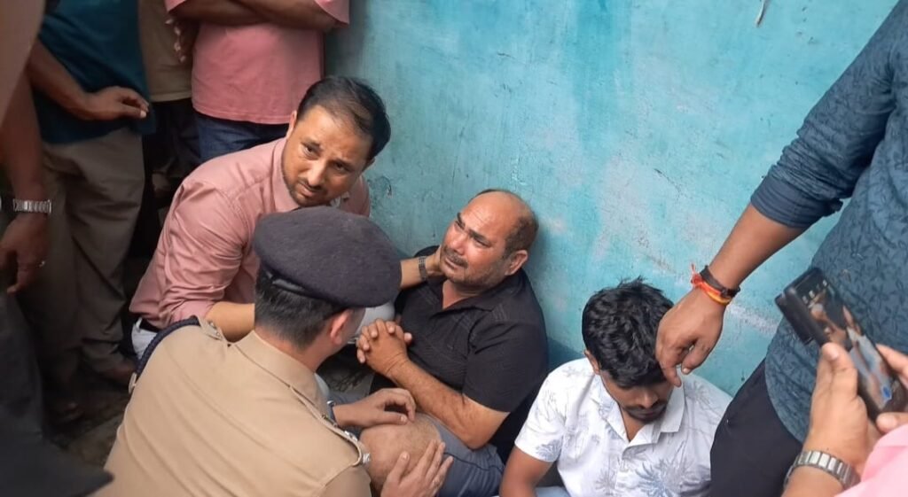 सिसवा हादसे पर DM का बड़ा एक्शन, ,तीन बच्चों की मौत के बाद निर्माण एजेंसी पर FIR दर्ज का अदेश, पीड़ित परिवार को ₹4-4 लाख मुआवजे का ऐलान