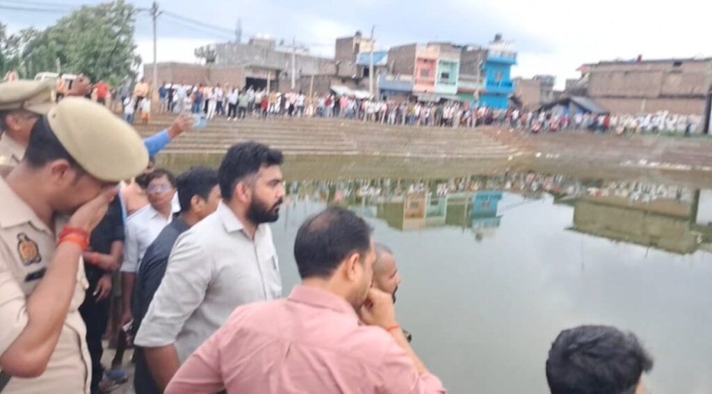 सिसवा हादसे पर DM का बड़ा एक्शन, ,तीन बच्चों की मौत के बाद निर्माण एजेंसी पर FIR दर्ज का अदेश, पीड़ित परिवार को ₹4-4 लाख मुआवजे का ऐलान