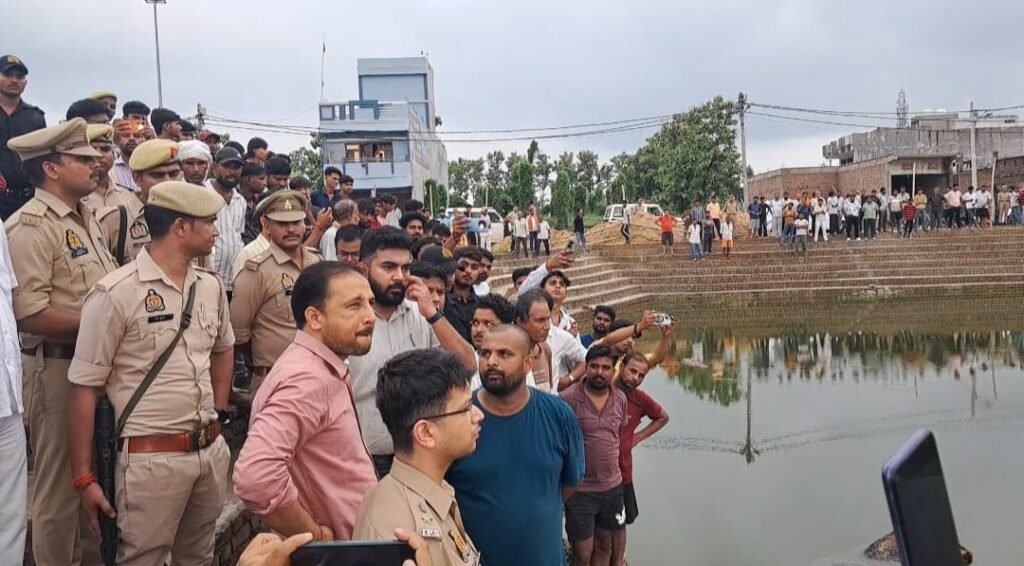 सिसवा हादसे पर DM का बड़ा एक्शन, ,तीन बच्चों की मौत के बाद निर्माण एजेंसी पर FIR दर्ज का अदेश, पीड़ित परिवार को ₹4-4 लाख मुआवजे का ऐलान