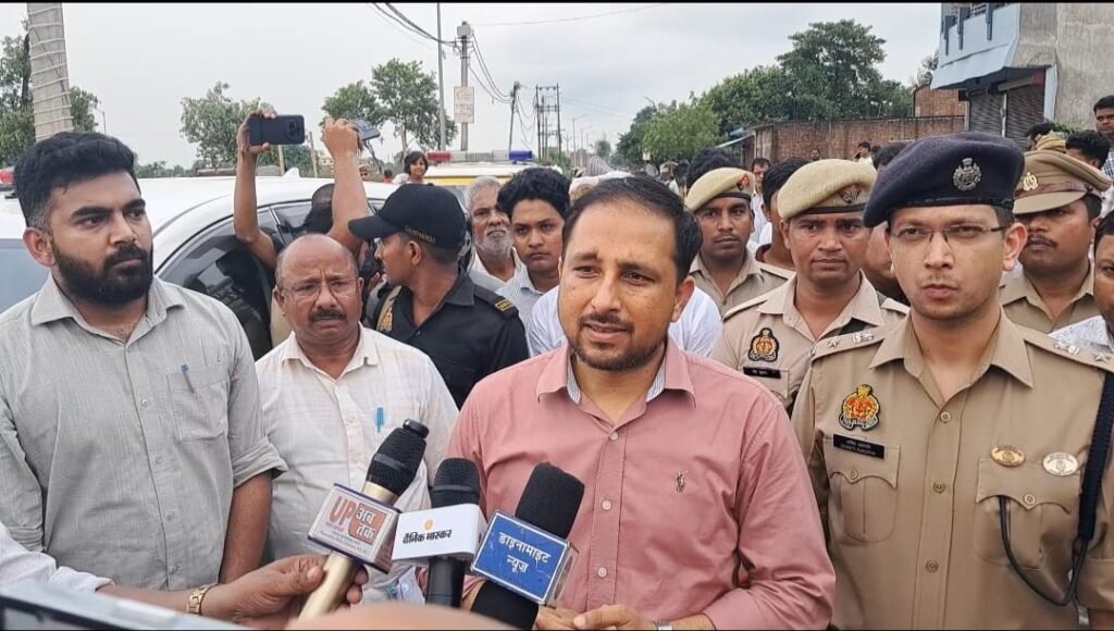 सिसवा हादसे पर DM का बड़ा एक्शन, ,तीन बच्चों की मौत के बाद निर्माण एजेंसी पर FIR दर्ज का अदेश, पीड़ित परिवार को ₹4-4 लाख मुआवजे का ऐलान