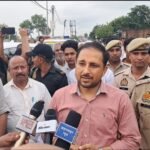 सिसवा हादसे पर DM का बड़ा एक्शन, ,तीन बच्चों की मौत के बाद निर्माण एजेंसी पर FIR दर्ज का अदेश, पीड़ित परिवार को ₹4-4 लाख मुआवजे का ऐलान