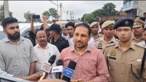 सिसवा हादसे पर DM का बड़ा एक्शन, ,तीन बच्चों की मौत के बाद निर्माण एजेंसी पर FIR दर्ज का अदेश, पीड़ित परिवार को ₹4-4 लाख मुआवजे का ऐलान