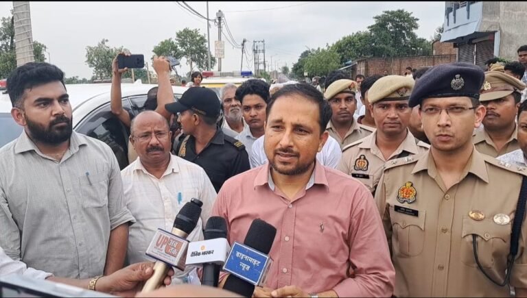 सिसवा हादसे पर DM का बड़ा एक्शन, ,तीन बच्चों की मौत के बाद निर्माण एजेंसी पर FIR दर्ज का अदेश, पीड़ित परिवार को ₹4-4 लाख मुआवजे का ऐलान