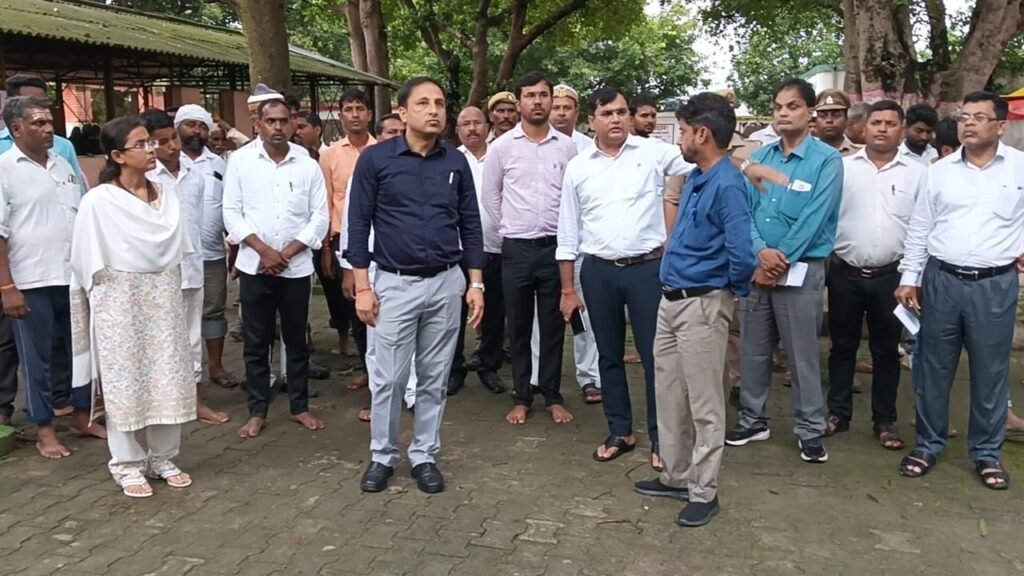 कटहरा खास शिव मंदिर पहुंचे जिलाधिकारी, दर्शन-पूजन के बाद दिए जरूरी निर्देश
