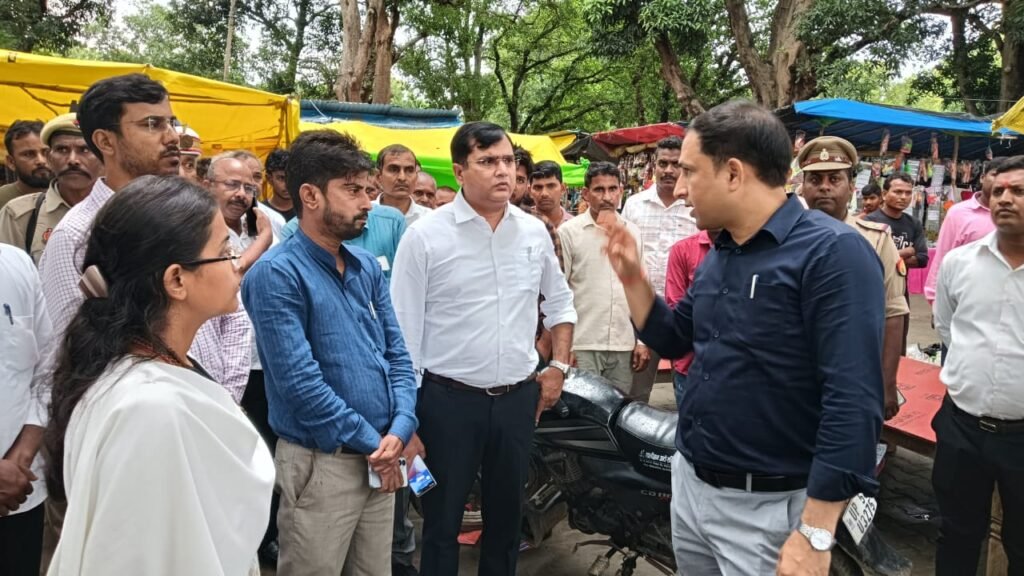 कटहरा खास शिव मंदिर पहुंचे जिलाधिकारी, दर्शन-पूजन के बाद दिए जरूरी निर्देश