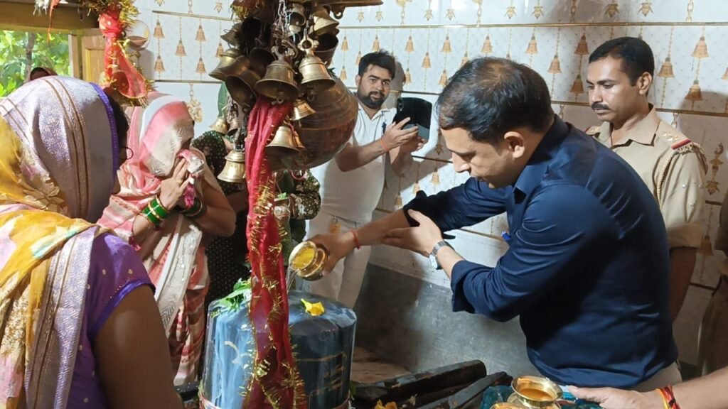 कटहरा खास शिव मंदिर पहुंचे जिलाधिकारी, दर्शन-पूजन के बाद दिए जरूरी निर्देश