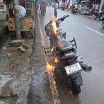 नशे में धुत युवक का हाईवोल्टेज ड्रामा, अपनी ही मोटरसाइकिल को किया आग के हवाले