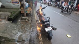नशे में धुत युवक का हाईवोल्टेज ड्रामा, अपनी ही मोटरसाइकिल को किया आग के हवाले