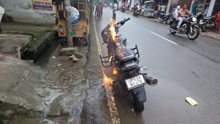 नशे में धुत युवक का हाईवोल्टेज ड्रामा, अपनी ही मोटरसाइकिल को किया आग के हवाले