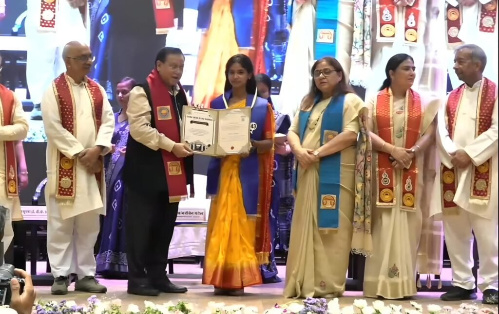 दीक्षोत्सव में सरस्वती देवी महाविद्यालय खड्डा की छात्राओं का स्वर्णिम परचम, आठ स्वर्ण पदकों से चमका महाविद्यालय
