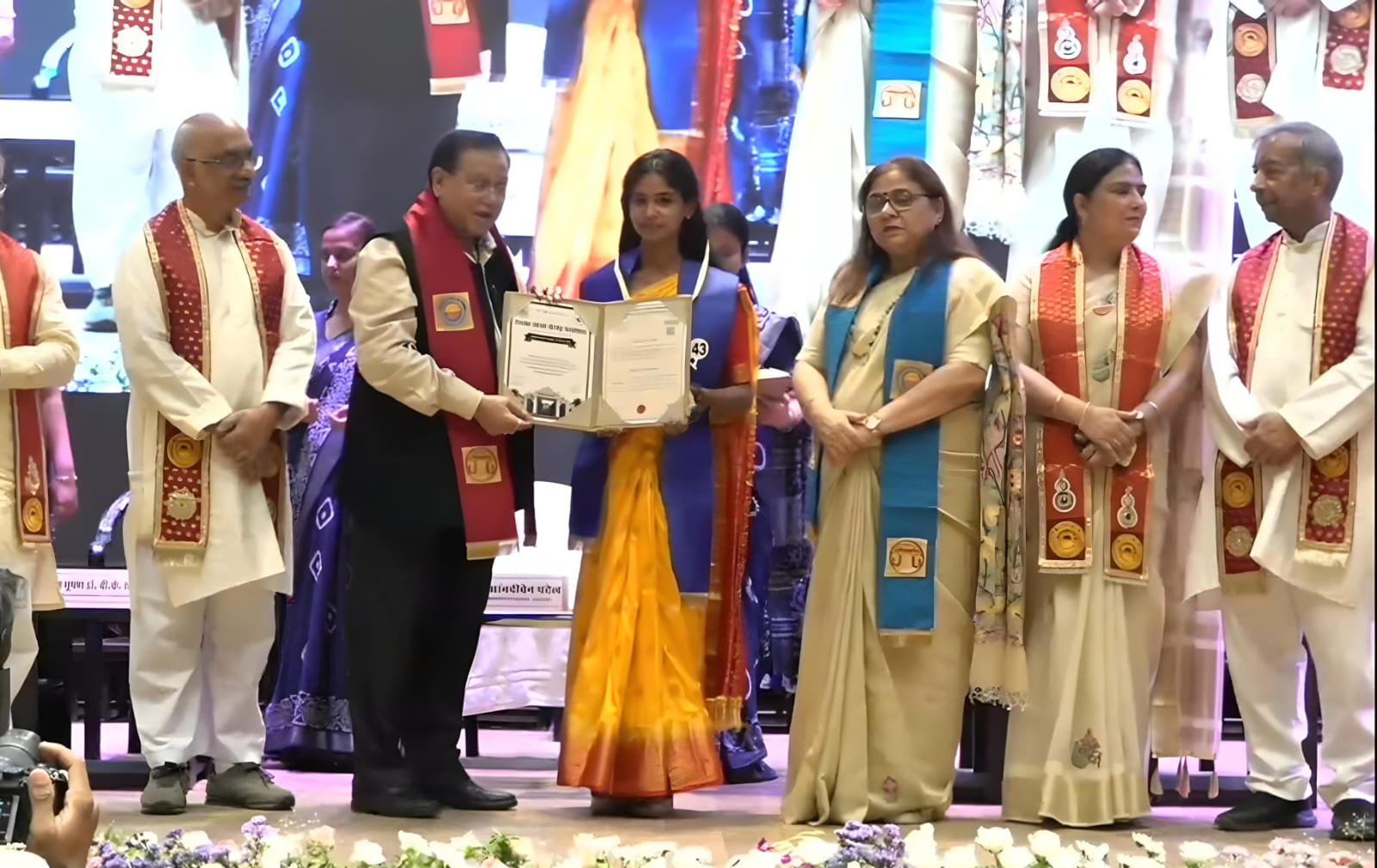 दीक्षोत्सव में सरस्वती देवी महाविद्यालय खड्डा की छात्राओं का स्वर्णिम परचम, आठ स्वर्ण पदकों से चमका महाविद्यालय
