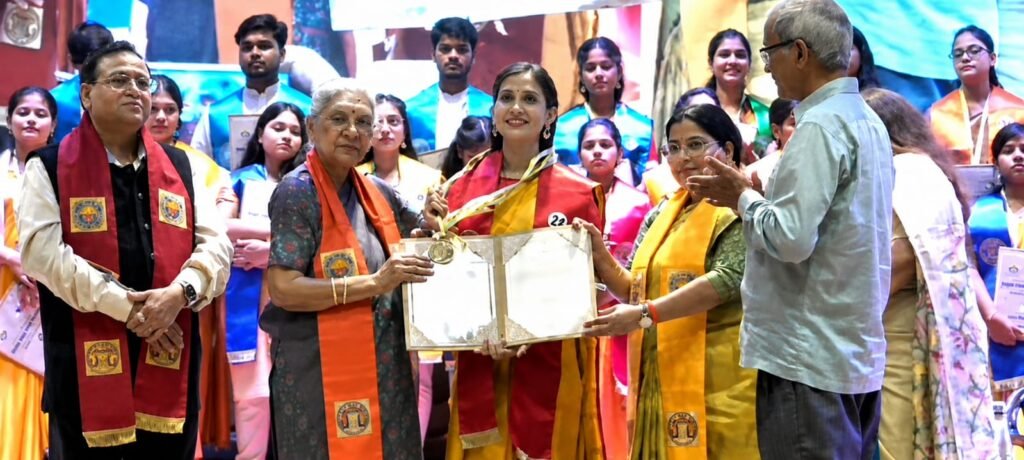 दीक्षोत्सव में सरस्वती देवी महाविद्यालय खड्डा की छात्राओं का स्वर्णिम परचम, आठ स्वर्ण पदकों से चमका महाविद्यालय