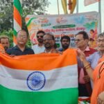 आज़ादी का अमृत महोत्सव: शक्ति सेतु वेलफेयर फाउंडेशन ने तिरंगा वितरित कर लोगों को किया जागरूक