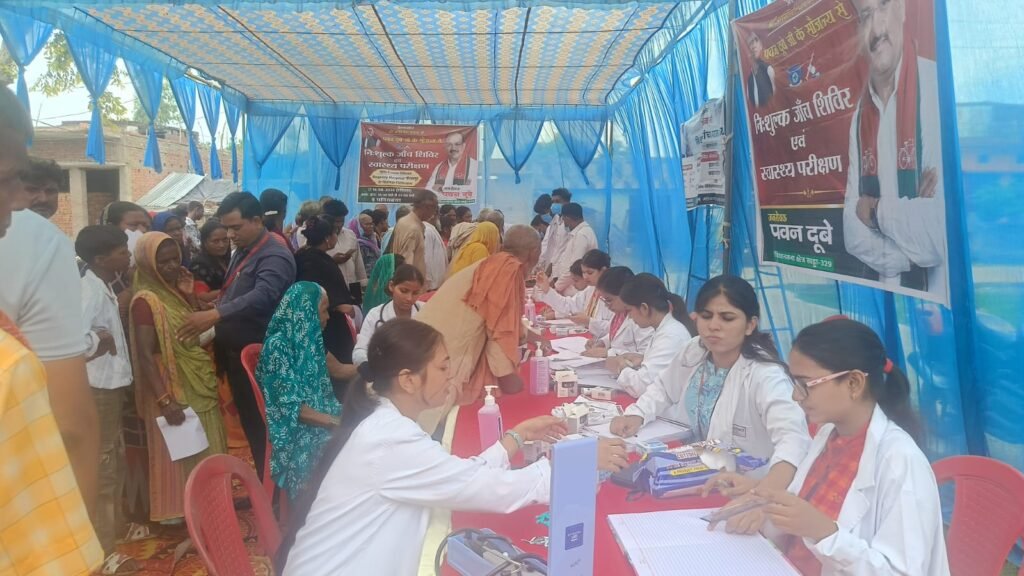 Kushinagar News : पनियहवा में सपा नेता एवं जनसेवक पवन दूबे द्वारा निःशुल्क हेल्थ कैंप आयोजित