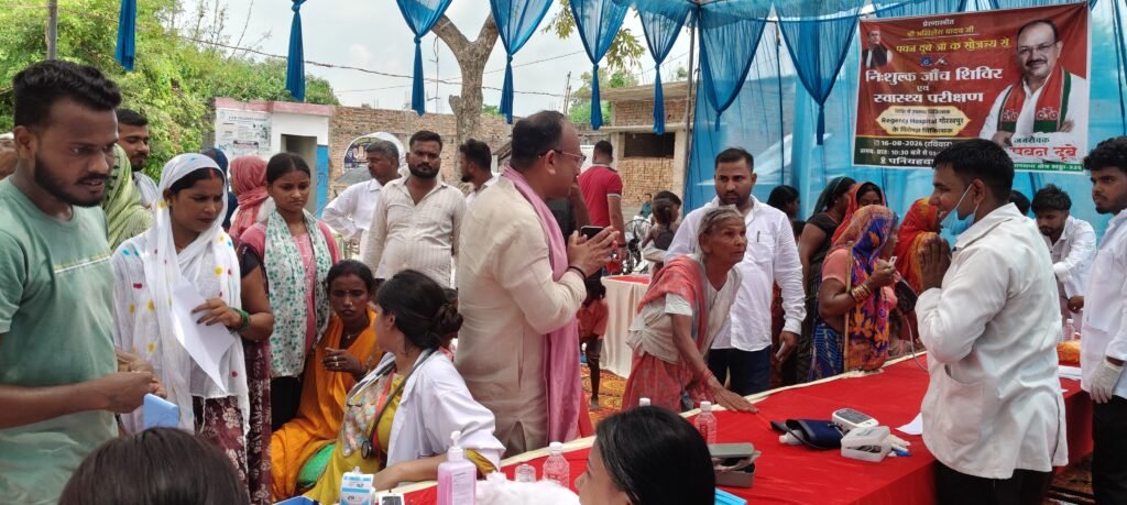 Kushinagar News : पनियहवा में सपा नेता एवं जनसेवक पवन दूबे द्वारा निःशुल्क हेल्थ कैंप आयोजित