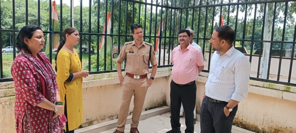 DM व SP ने वन स्टॉप सेंटर का किया औचक निरीक्षण, सुरक्षा और साफ-सफाई व्यवस्था सुधारने के दिए निर्देश
